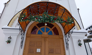 Украшение храма к Рождеству в Горках Ленинских